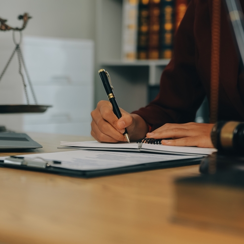 illustration-j4s-interim-recrutement-emploi-ressources-humaines-rh-cv-paris-75011-bastille-france-candidat-recruteur-495x495px-recruteur-juridique-propriete-intellectuelle-1