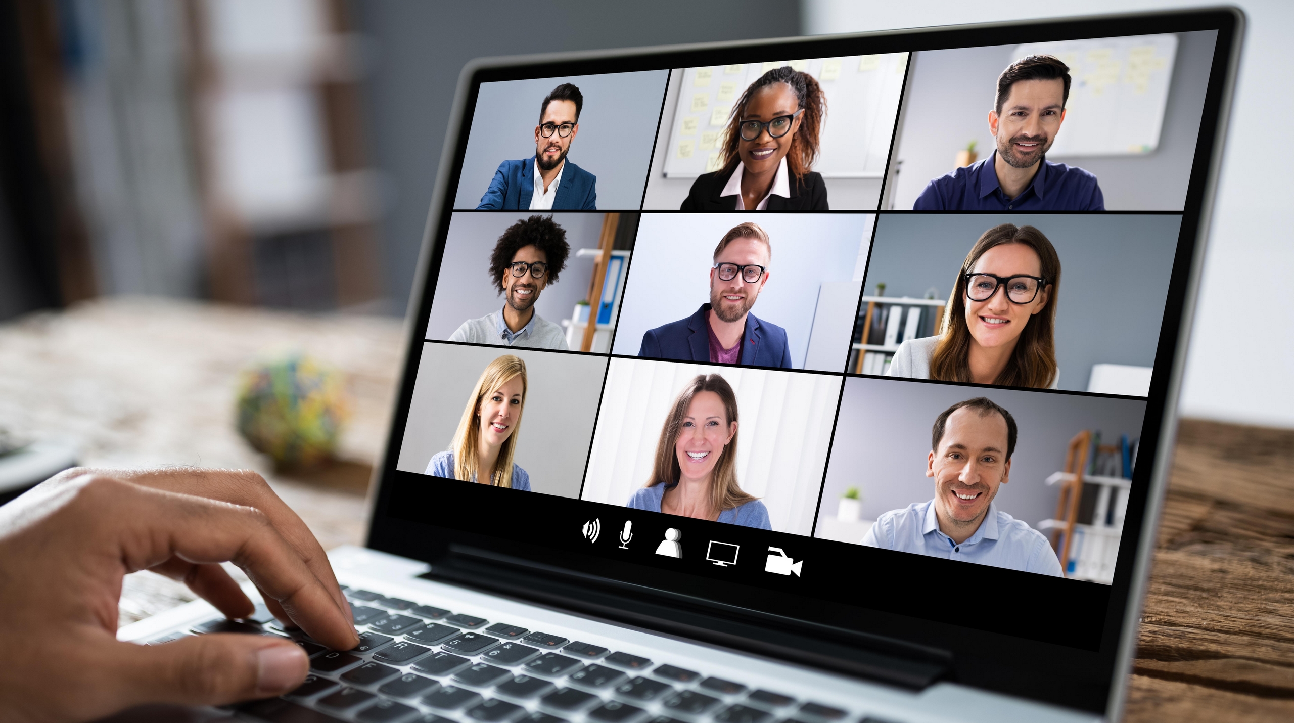 illustration-j4s-interim-recrutement-emploi-ressources-humaines-rh-cv-paris-75011-bastille-france-candidat-recruteur-2560x1430px-conseils-candidats-conseils-entretien-visioconference-1