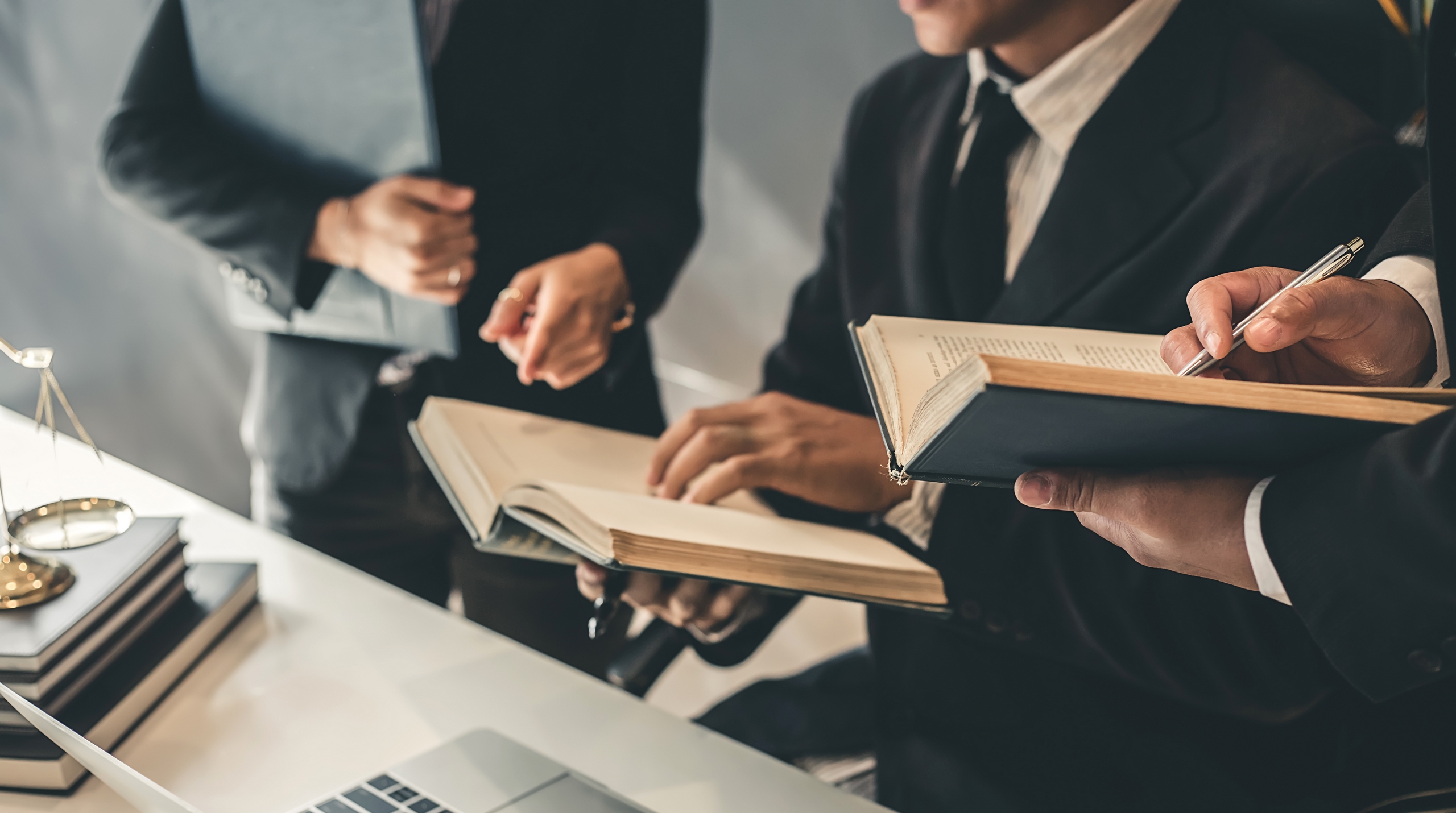 illustration-j4s-interim-recrutement-emploi-ressources-humaines-rh-cv-paris-75011-bastille-france-candidat-recruteur-2560x1430px-lexique-juridique-propriete-intellectuelle-pi-1